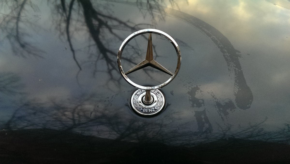 Значок Мерседес светится