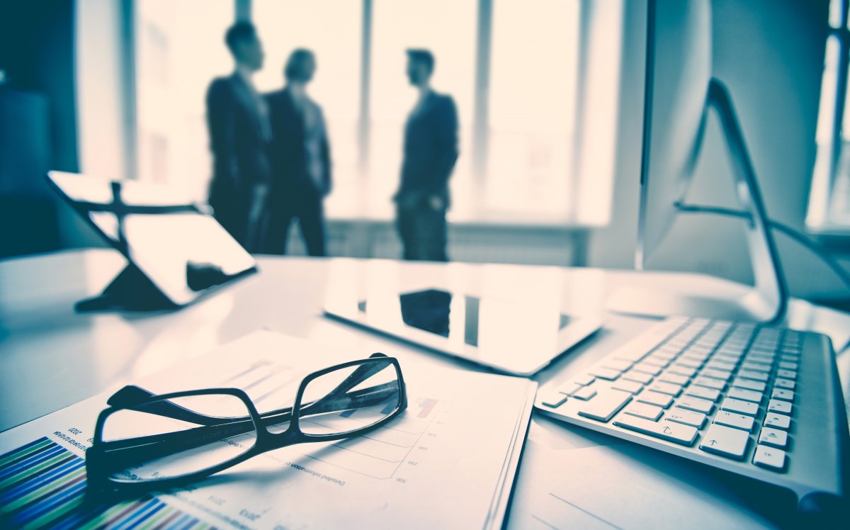 Человек в костюме со спины