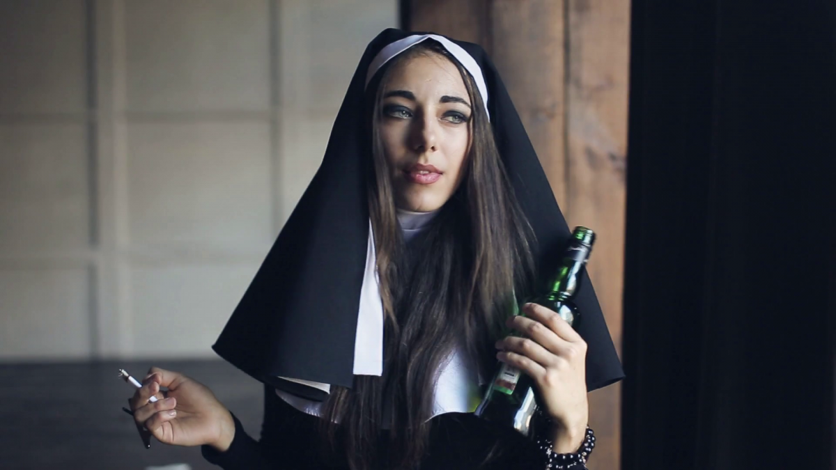 Неоновая монашка