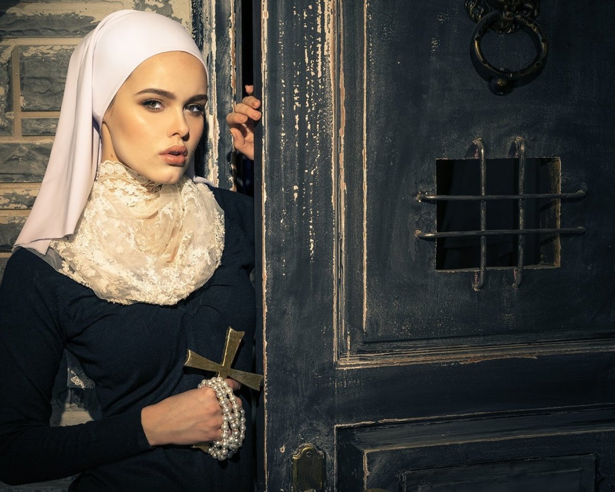 Курящая монахиня