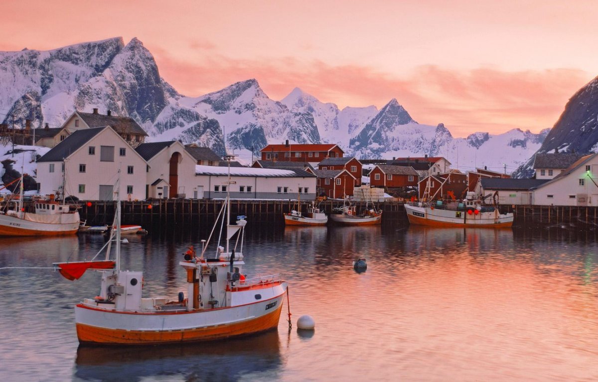 Лофотенские острова Норвегия желтый домик