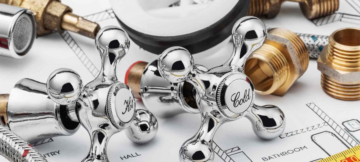 Душ внутри горизонтально с включенной водой фон