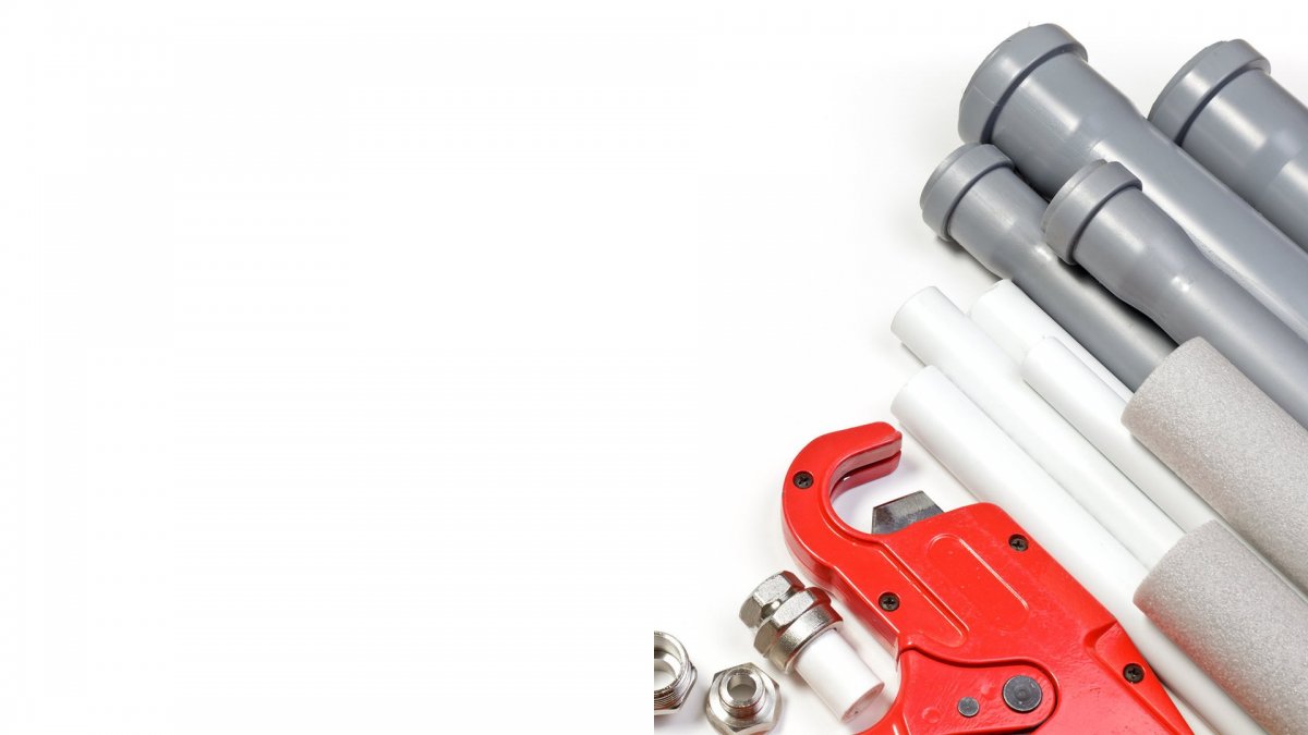 Сантехнические инструменты на белом фоне