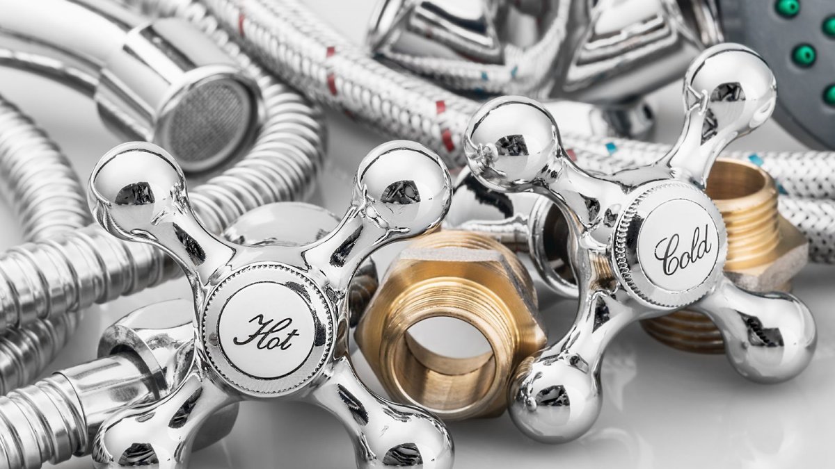 Инженерная сантехника на белом фоне