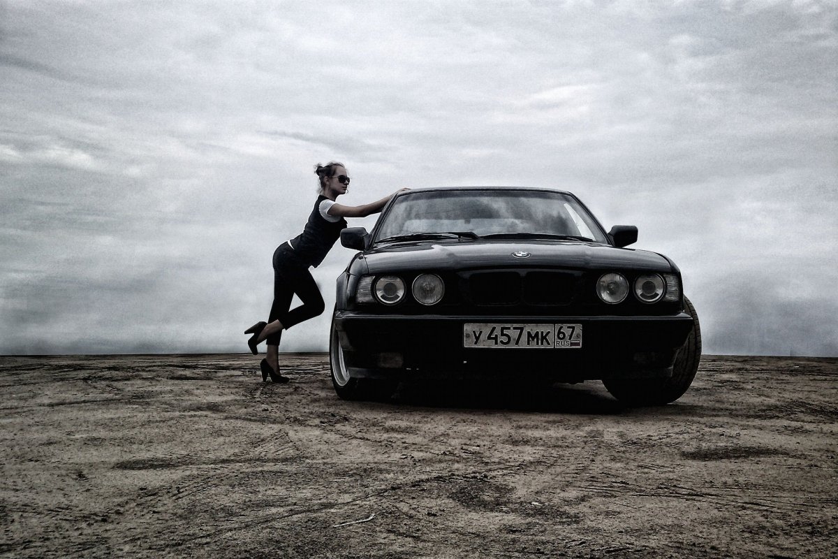 Японские авто на черном фоне