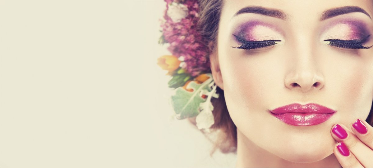 Девушка с фиолетовыми ногтями