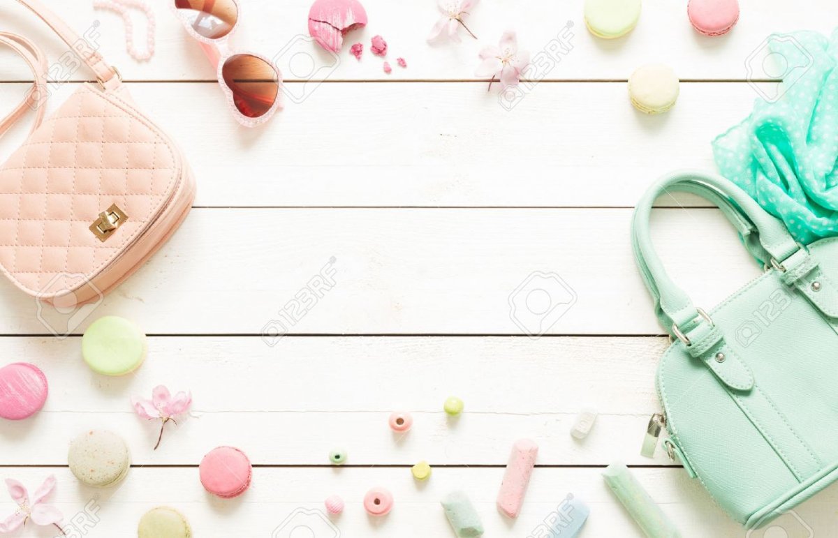 Модная девушка с покупками