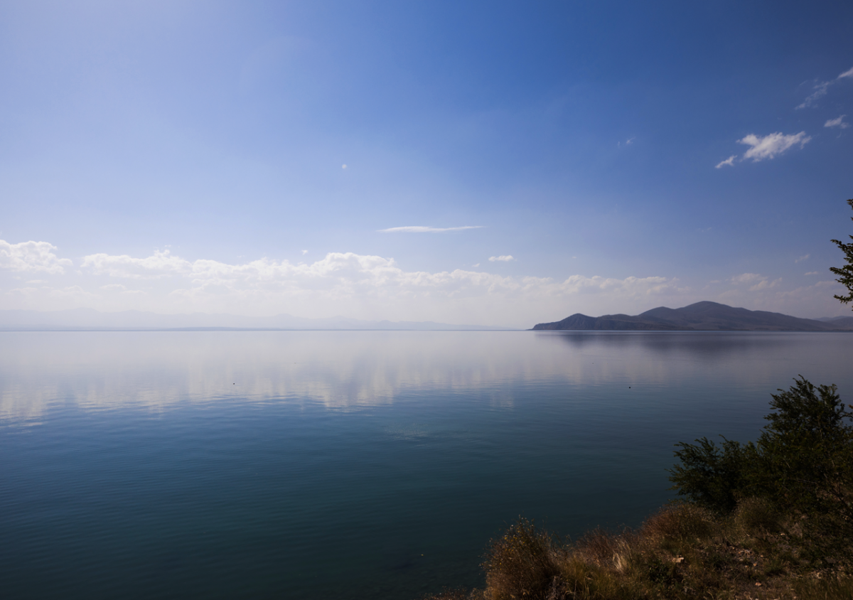 Глубина озера севан. Озеро Севан. Севан озеро голубой Севан. Озеро Севан,гостиница Моравия. Озеро Севан пляж.
