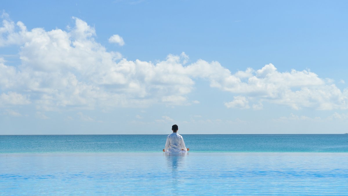 Монах Шаолинь в позе лотоса