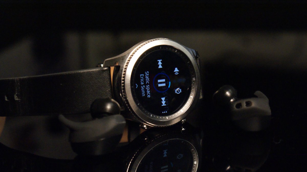 Samsung watch sm r800. SM-r800. Samsung Galaxy watch 4 Дата выхода. Умные часы на черном фоне.