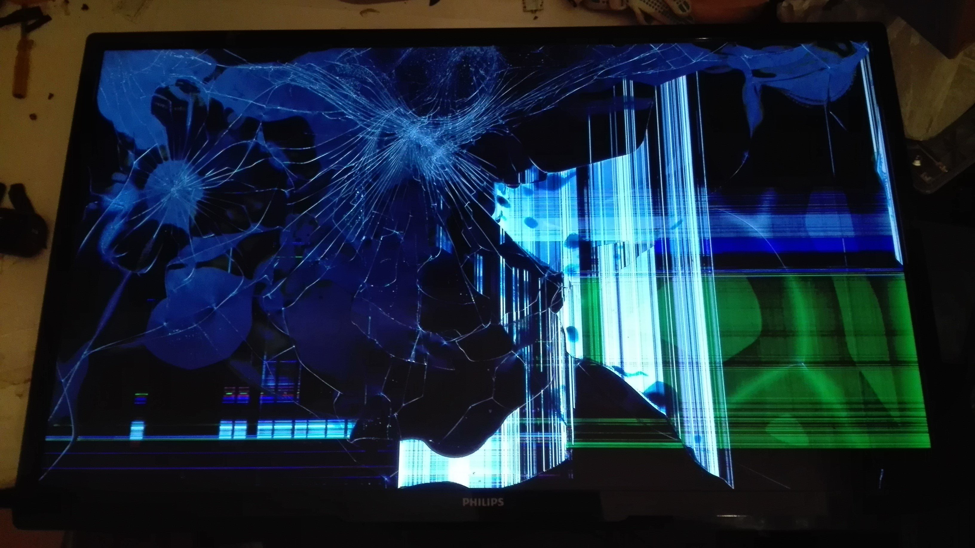 Починить разбитый телевизор. Монитор разбита матрица LG 27. Сломанный монитор. Разбитый экран. Разбитая матрица.