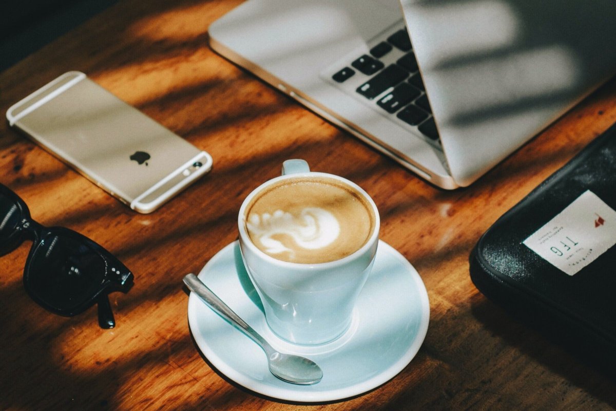 Кофе и телефон на столе