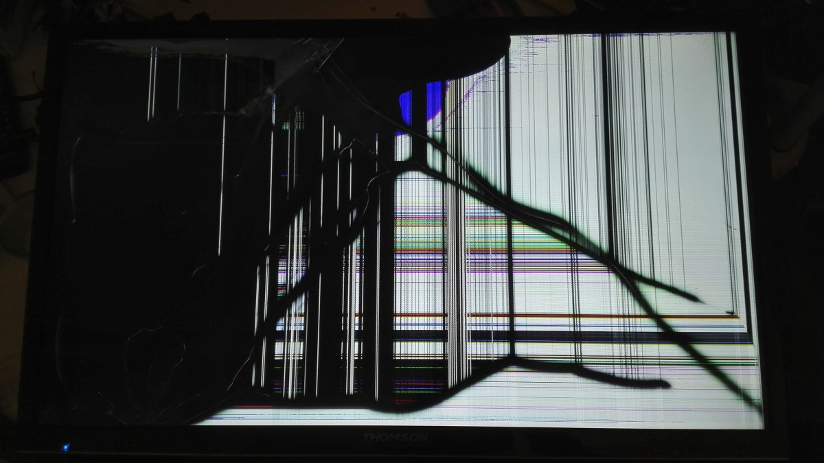 Разбитый экран телевизора