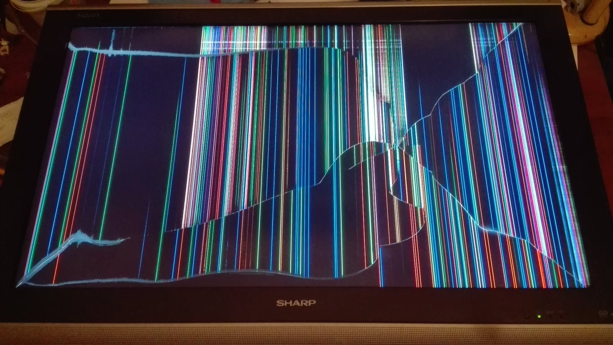 Разбитый экран от выстрела