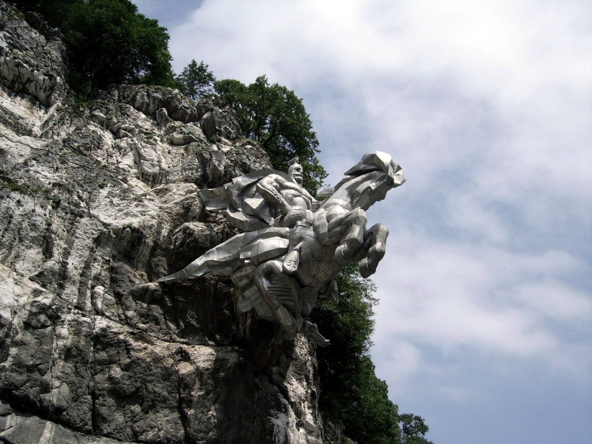 Северная Осетия Цейское ущелье памятник