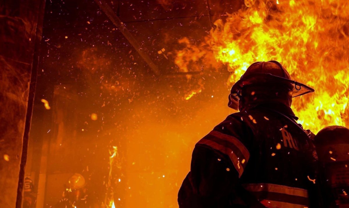 Пожарный на фоне огня