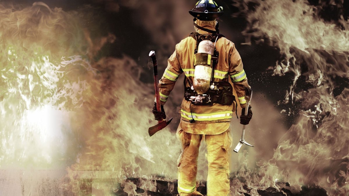 Пожарный в огне