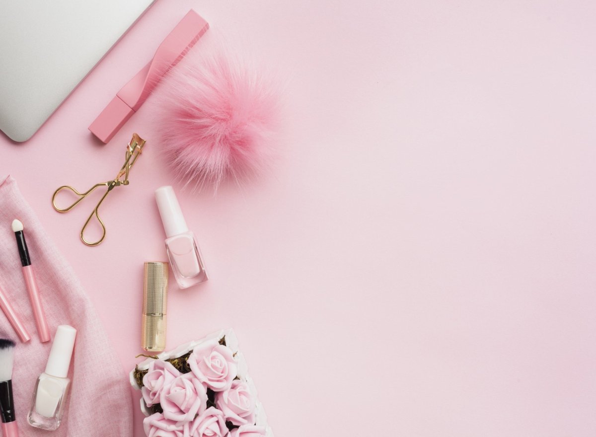 Косметика на розовом фоне