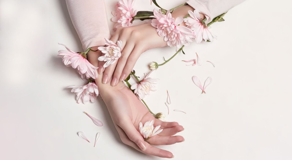 Красивые ногти на фоне цветов