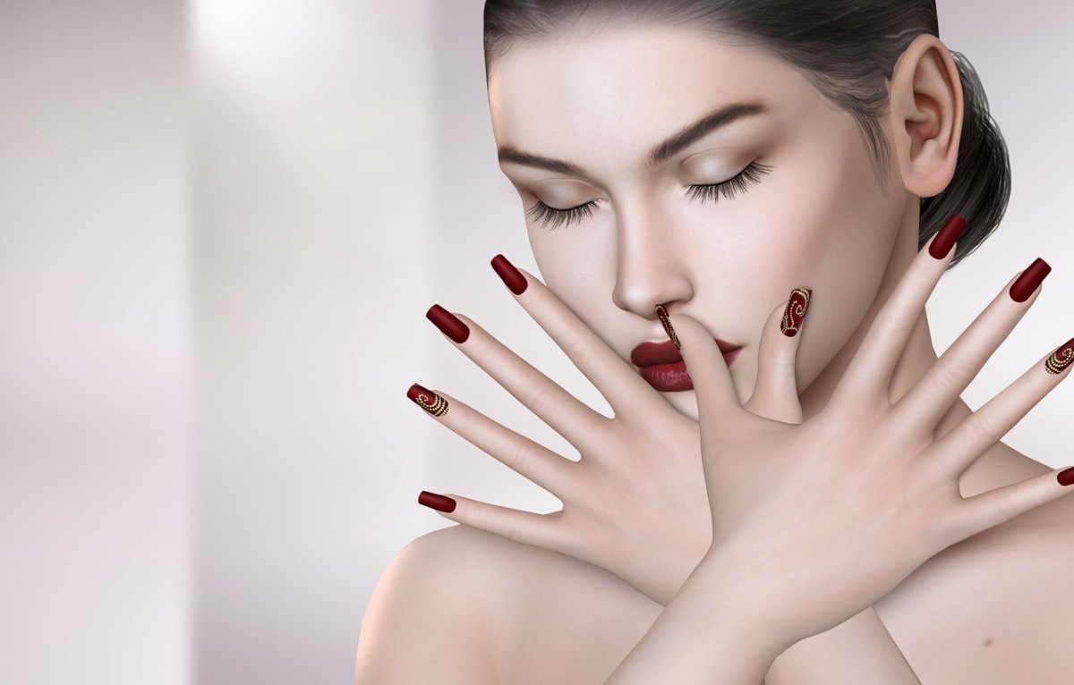 Рука с маникюром