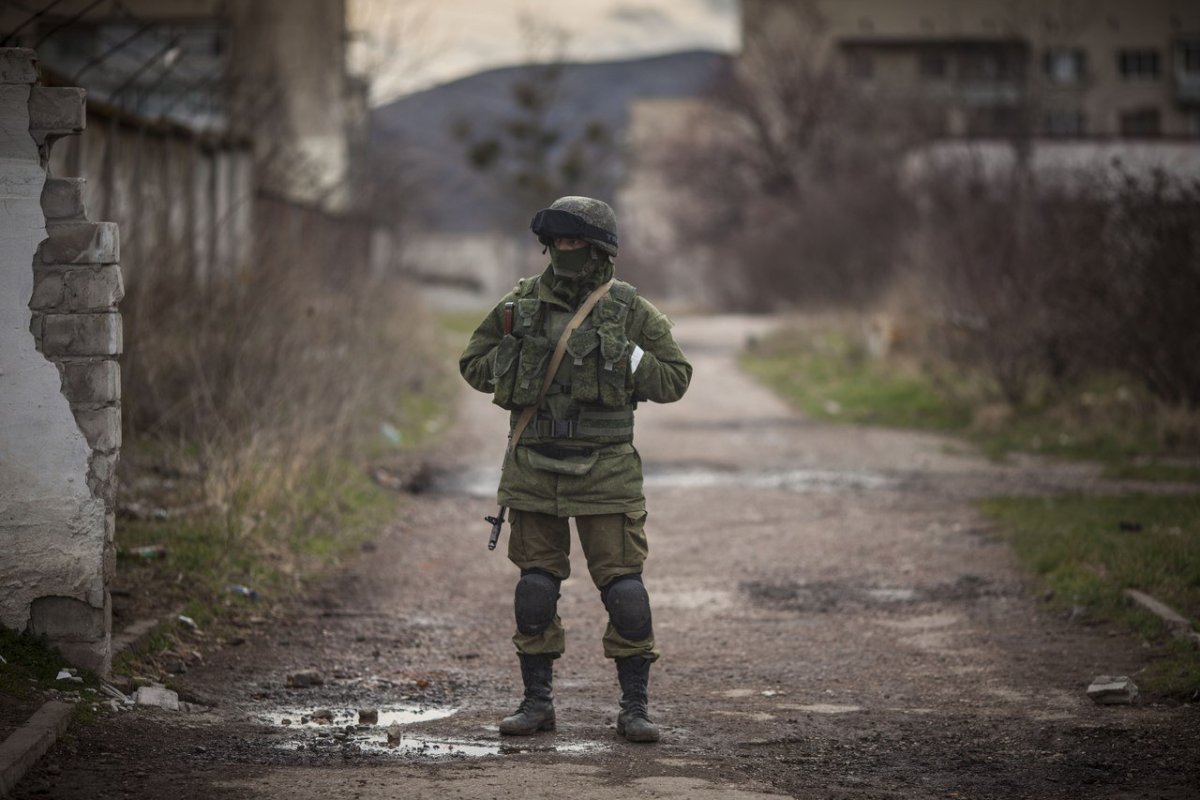 Спецназовец на фоне российского флага