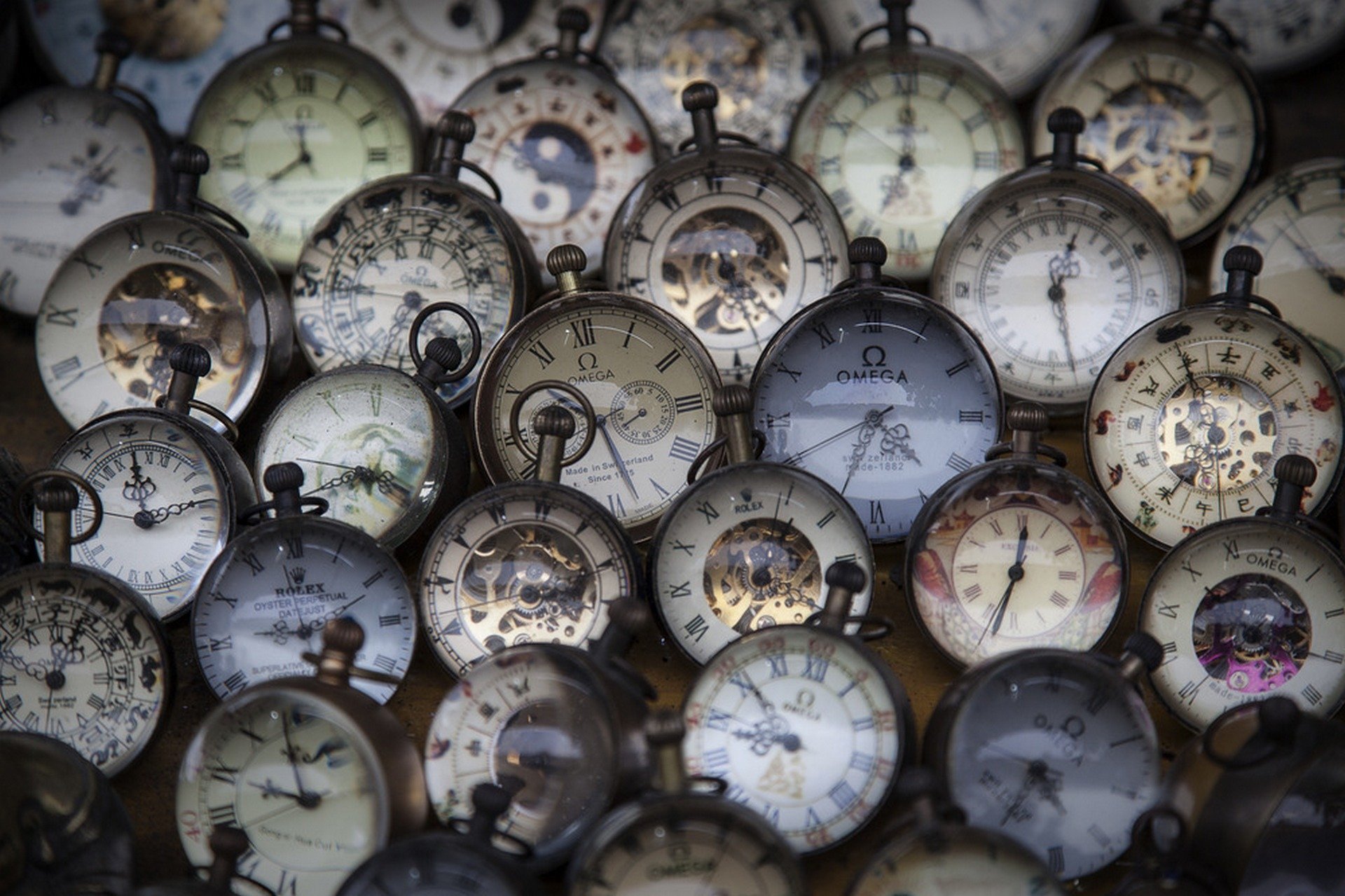 Видео много часов. Старинные часы. Циферблат старинных часов. Разные старинные часы. Часы старинные много.