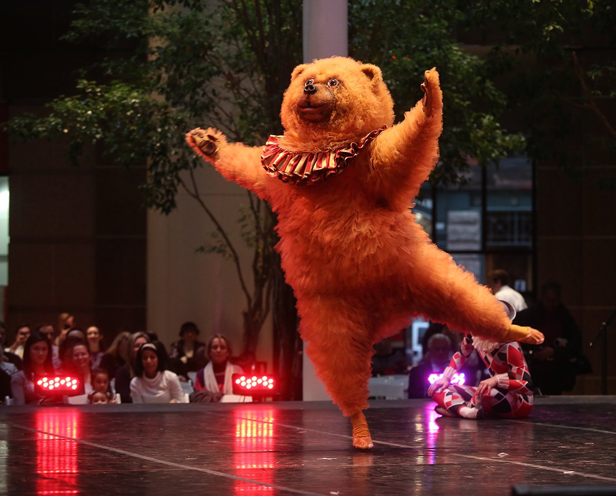 Dance bear com. Танцующий медведь. Медведь танцует. Мишка танцует. Медвежонок танцует.