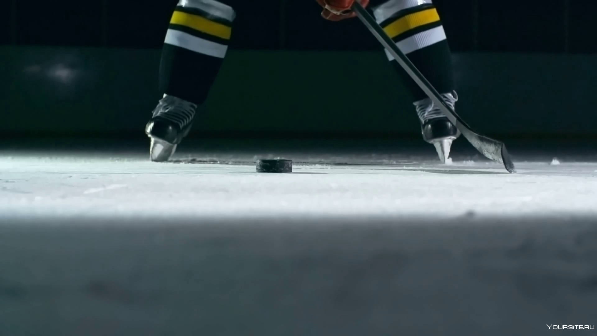 Хоккейная клюшка на льду. Шайба для хоккея. Хоккейные коньки на льду. Хоккейные коньки и клюшка. 1 шайба в хоккее