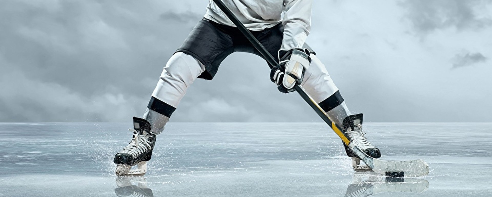 Ice hockey skate. Коньки на льду. Клюшка на льду. Хоккей коньки на льду. Хоккейная клюшка на льду.