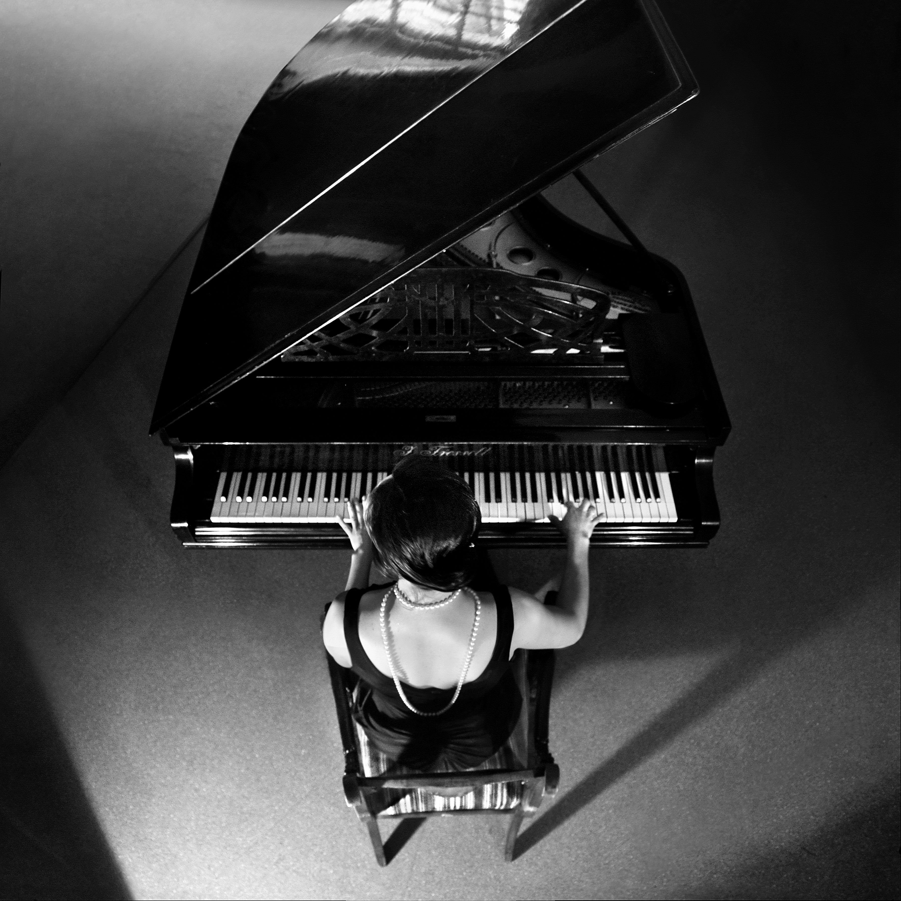 Песня черный рояль. Пианино чёрно белое. Черно белое пианино. Необычные фотосессии с роялем. Фотосессия с пианино.