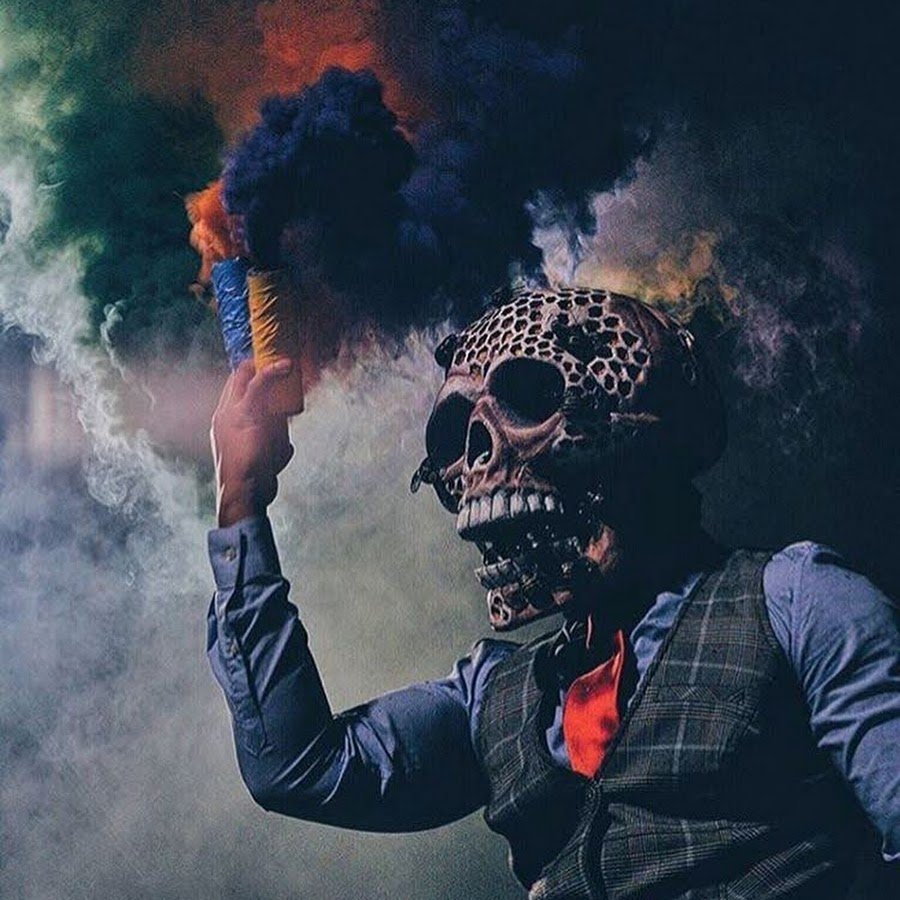 Видимо крутые. Человек в маске с дымом. Скелет в дыму. Чувак в маске с разноцветным дымом. Крутой череп в дыму.
