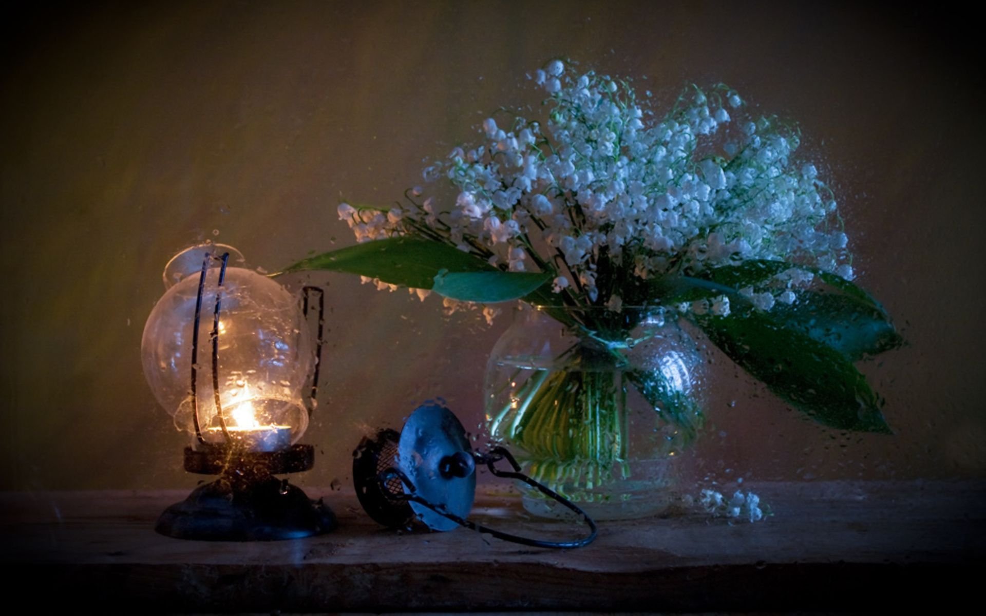 Красивые открытки март вечер. Цветы в вазе. Цветы вечер. Необычные натюрморты с цветами. Цветы в хрустальной вазе.