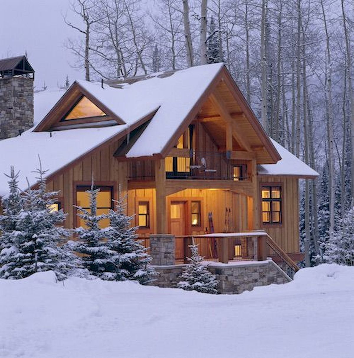 Деревянный дом снег. Зимний домик. Дом зимой. Загородный дом зимой. Деревянные коттеджи зимой.