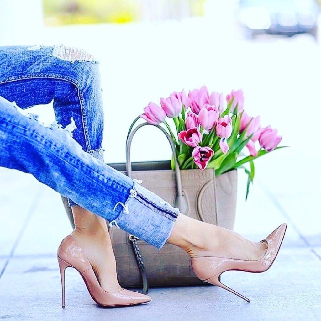 Лучшая обувь на весну. Туфли с цветами. Каблуки женские. Цветы в каблуке. Цветы в туфле.
