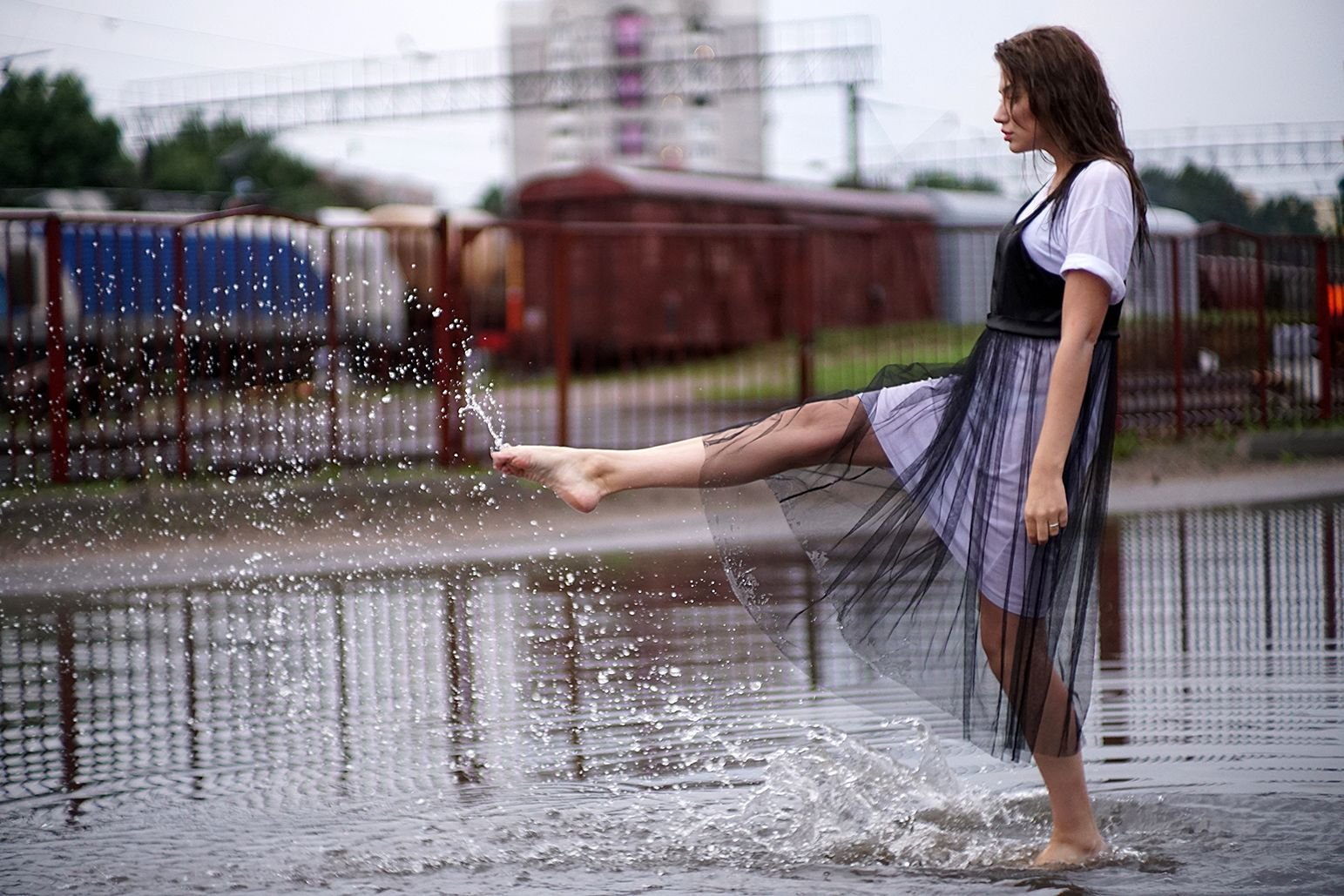 Лужа гулять. Девушка под дождем. Девушка в платье под дождем. Босиком под дождем. Босые девушки в городе.