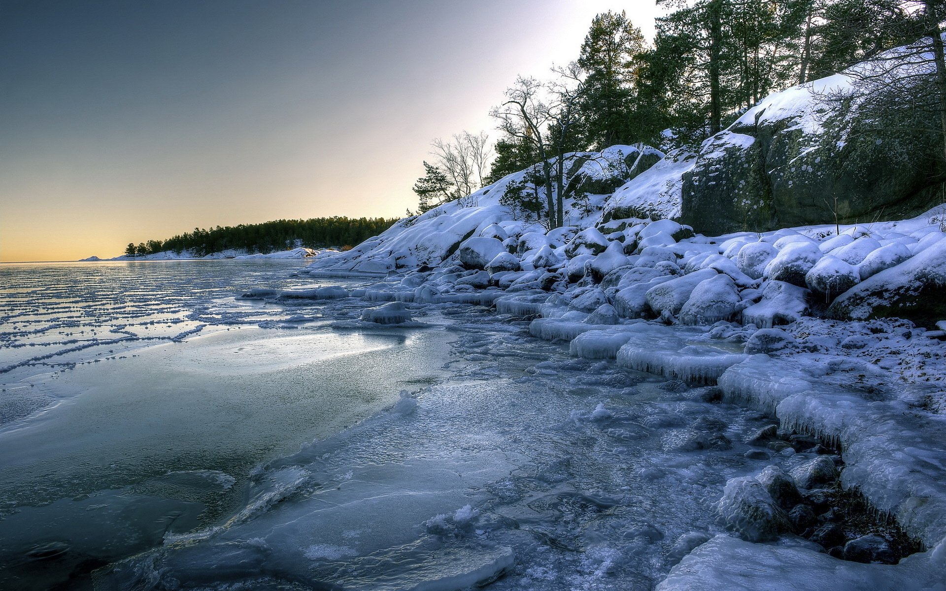 Вода в реке замерзла. Чудское озеро зимой. Замерзшее Чудское озеро. Замерзшая река Кыштым. Озеро Байкал ледостав.