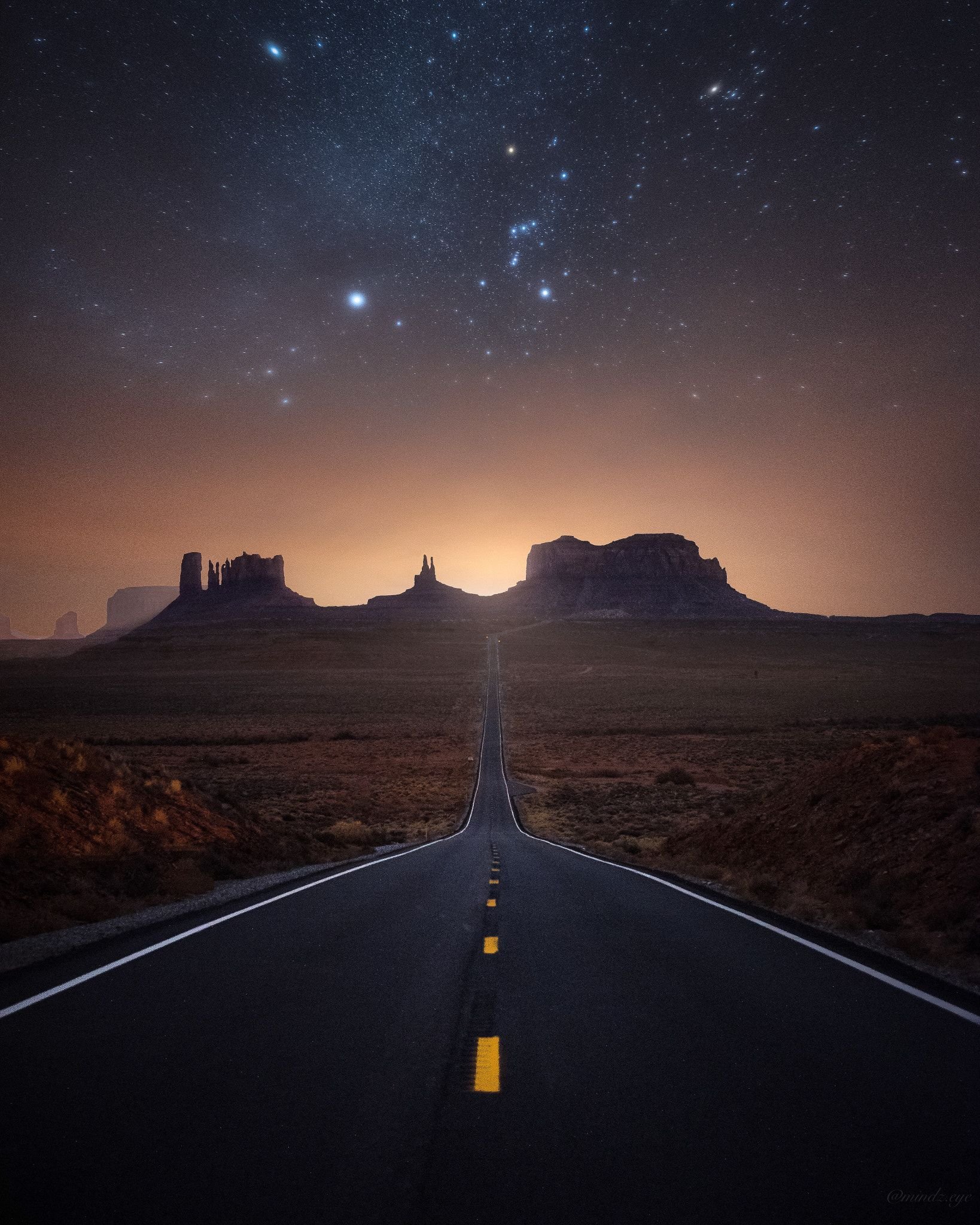 Звездное небо дорога. Ночная дорога. Ночное небо и дорога. Ночная дорога в пустыне. Дорога в пустыне.