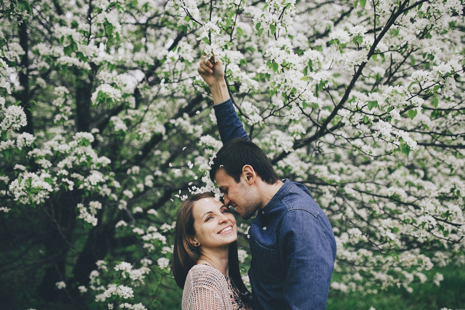 Пара яблонь. Фотосессия на фоне цветущих деревьев. Влюбленные весной. Влюбленные в весеннем саду. Фотосессия в цветущем саду.