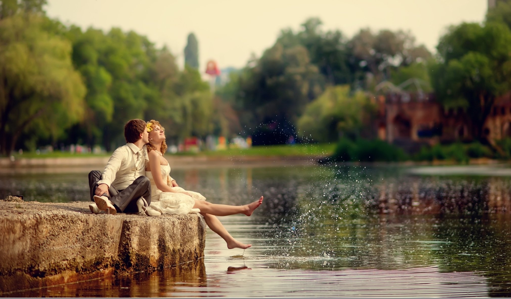 Пары купаются. Романтичный пейзаж. Влюбленные на речке. Романтическая фотосессия на природе. Весенняя романтика.