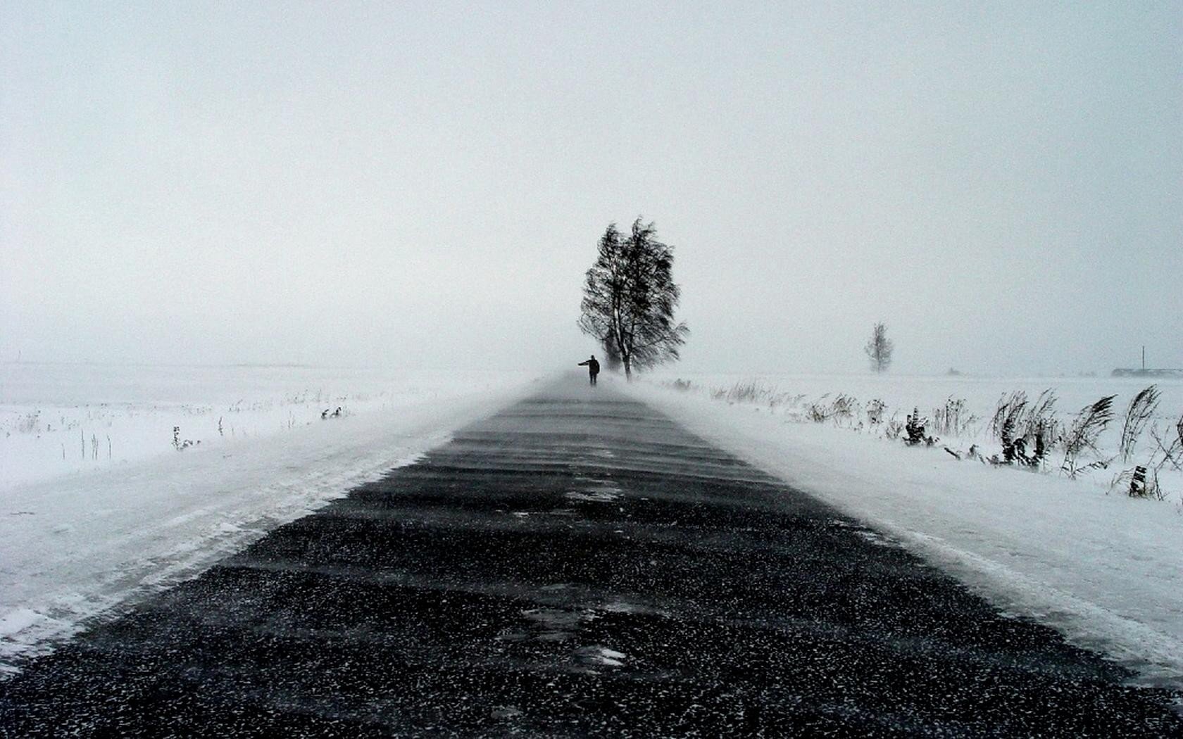 Следы в никуда. Зимняя дорога. Заснеженная дорога. Одиночество зимой. Человек на зимней дороге.
