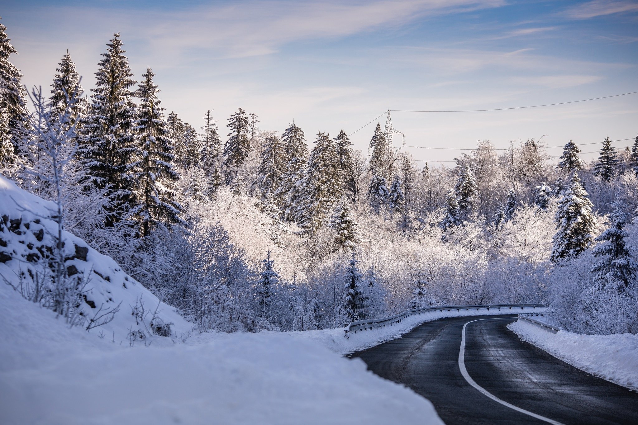 Тема зимней дороги. Зима дорога лес. Заснеженная дорога. Снег на дороге. Зимняя дорога в лесу.