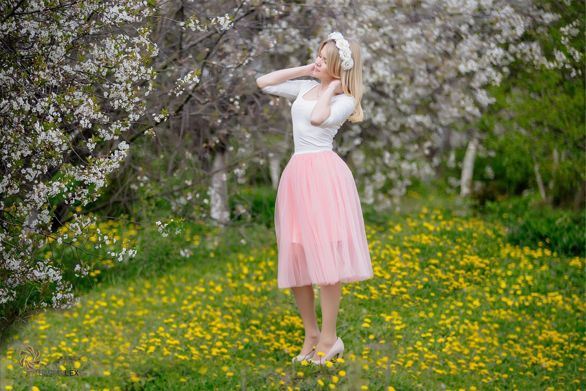 Платье цветущие сады. Фотосессия на природе весной. Весенние фотосессии на природе. Девушка в саду.