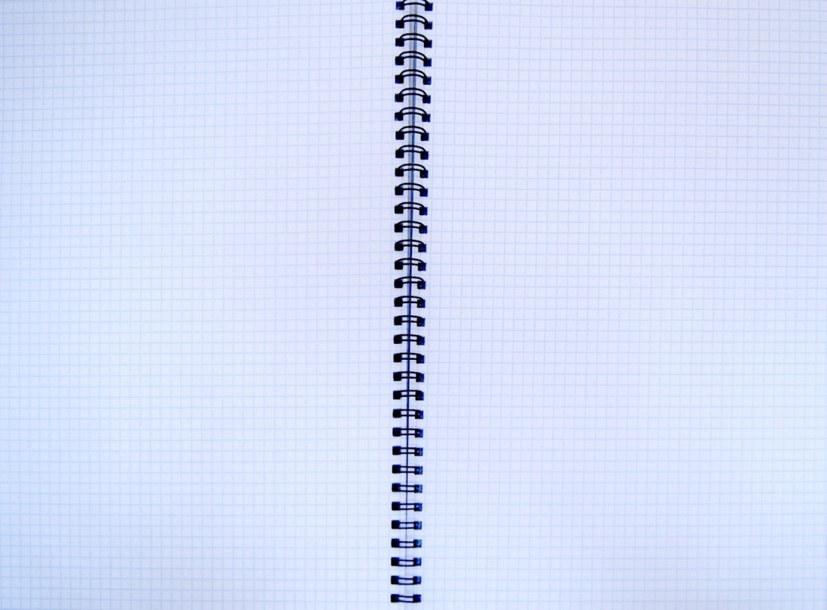 Тетрадный лист в клеточку