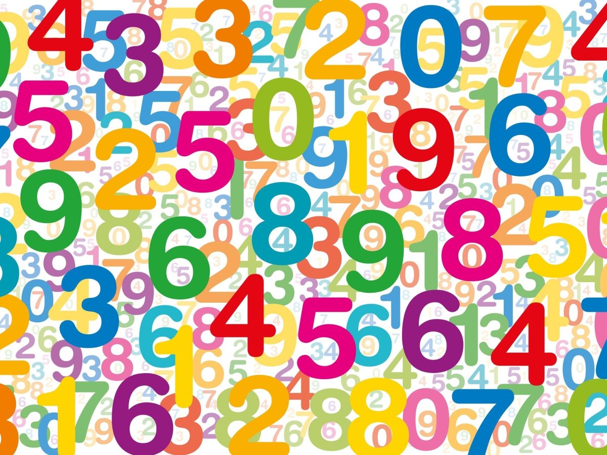 Много цифр на белом фоне
