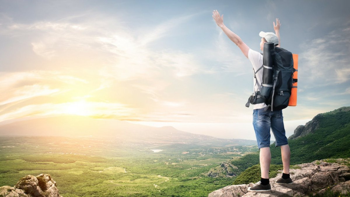 Девушка на вершине горы