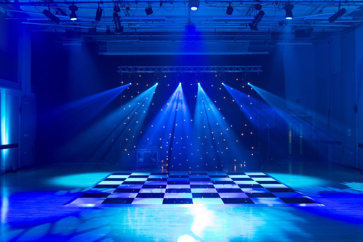 Танцы на сцене