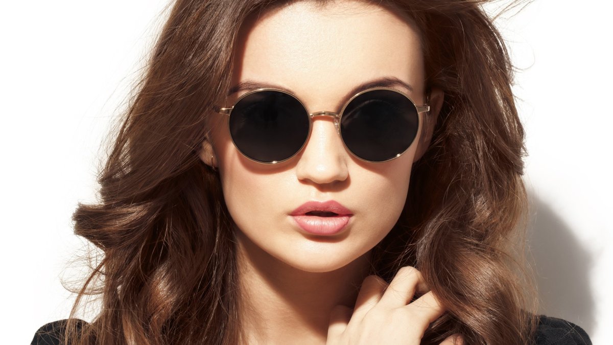 Девушка в круглых очках