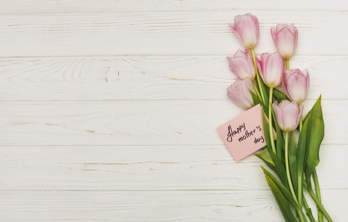 Мокап стол с цветами