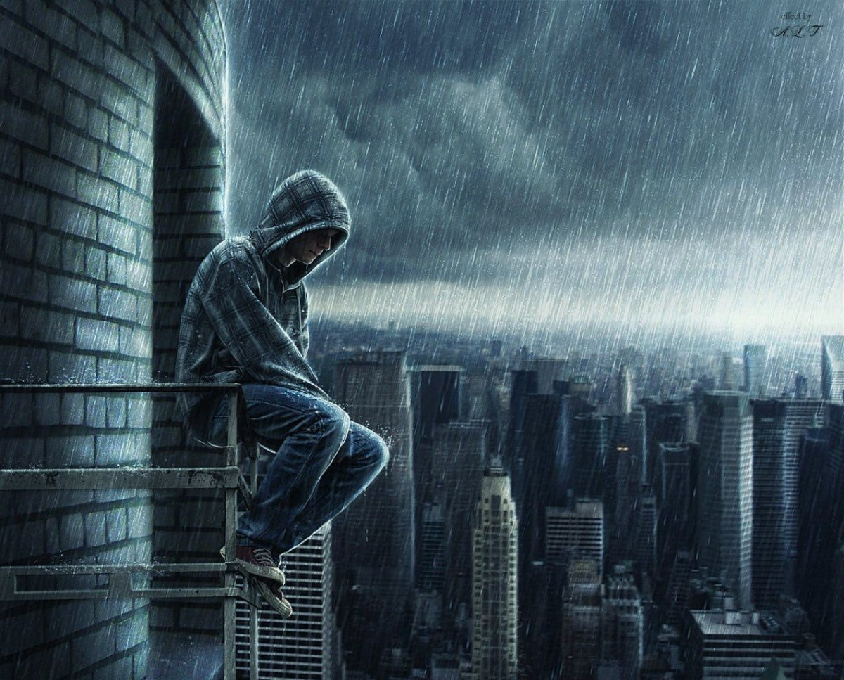 Грустный парень в капюшоне под дождем