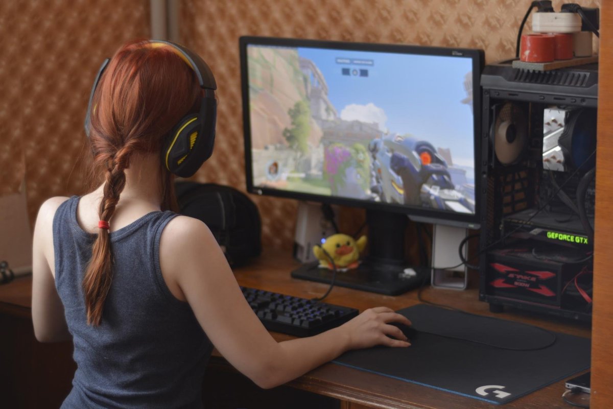 Девушки за компьютерными играми